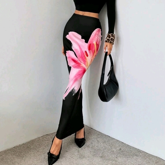 Elegant Black Maxi Skirt with Pink Floral Design - Picture 4 of 5